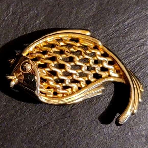 VINTAGE Gold Tone Lacy Gold Fish Brooch Taiwan - Picture 2 of 5